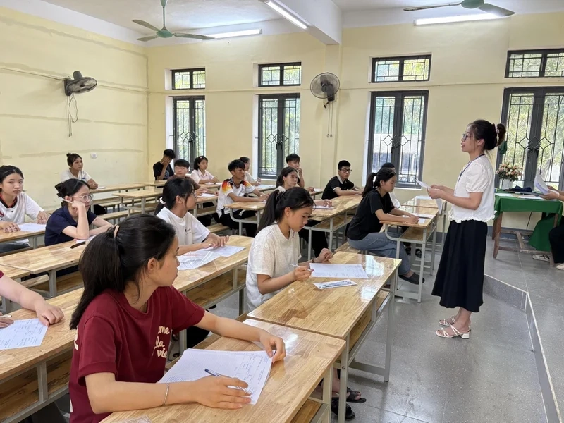 Giám sát phòng thi căng thẳng là meme trông thi