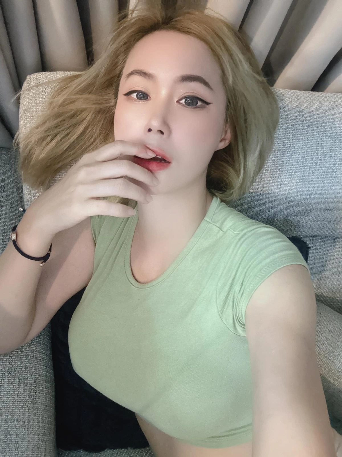 Em gái xinh vẻ đẹp tươi trẻ quyến rũ nóng bỏng cuốn hút mê mẩn cực độ