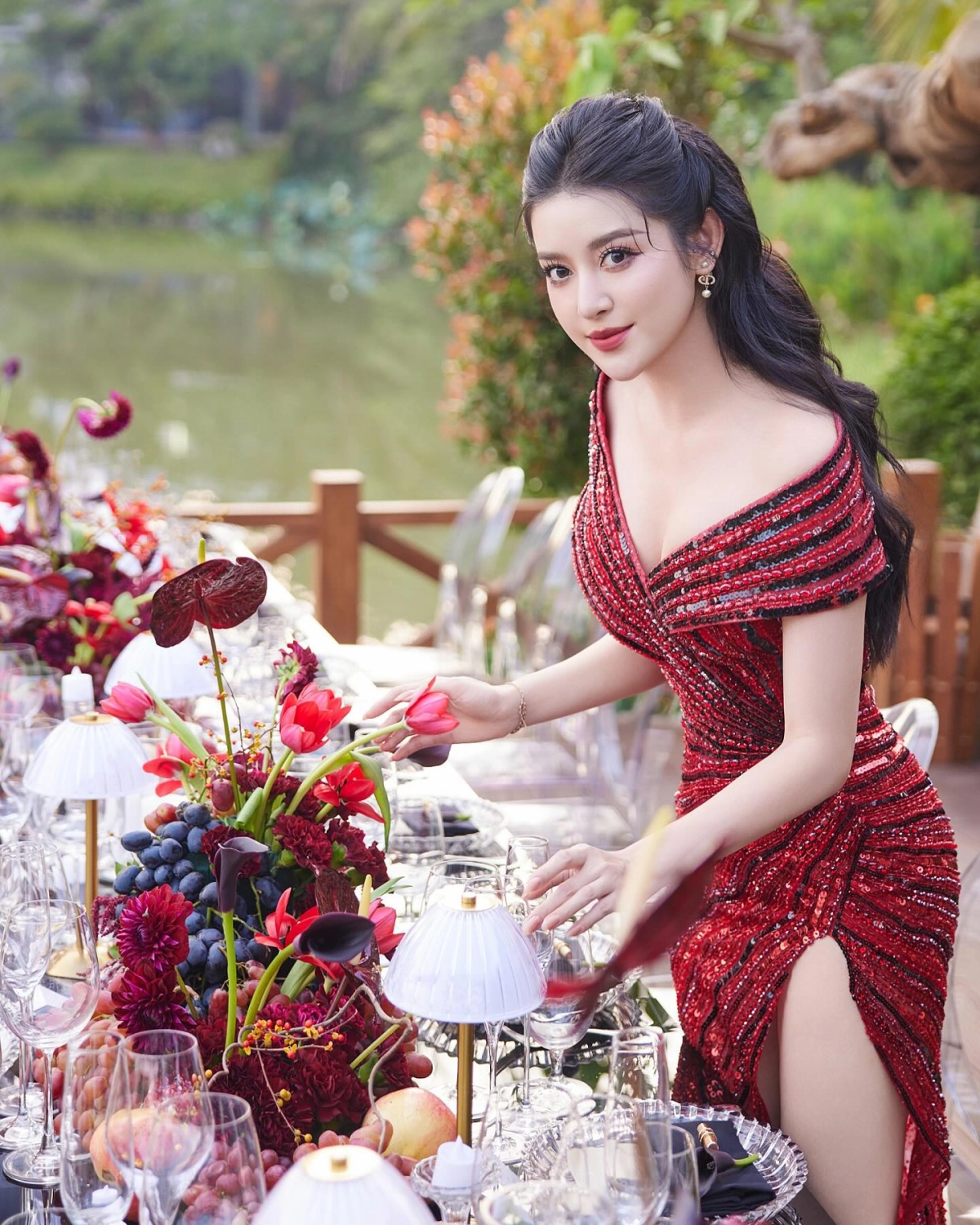 Gái xinh việt nam tham dự buổi biểu diễn nổi bật mê hoặc