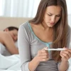 Quan hệ ra máu đỏ tươi có sao không? Nguyên nhân và cách xử lý