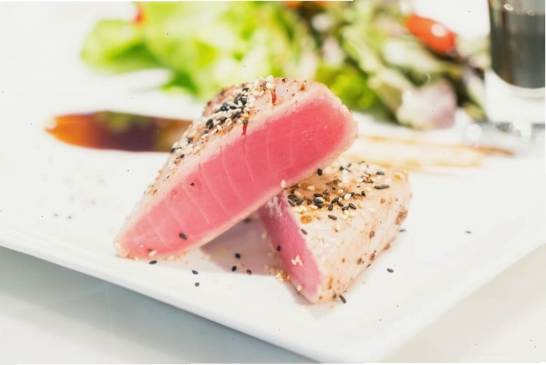 Ăn cá ngừ lượng lớn có thể gây hại do chứa thủy ngân không tốt cho bà bầu.