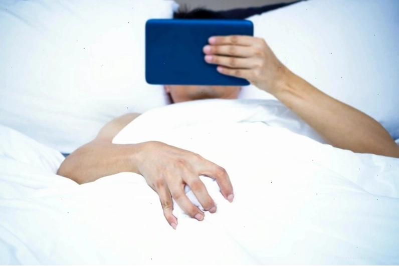 Ảnh minh họa: Nam giới thủ dâm nhiều có thể ảnh hưởng đến cảm xúc khi quan hệ thực sự
