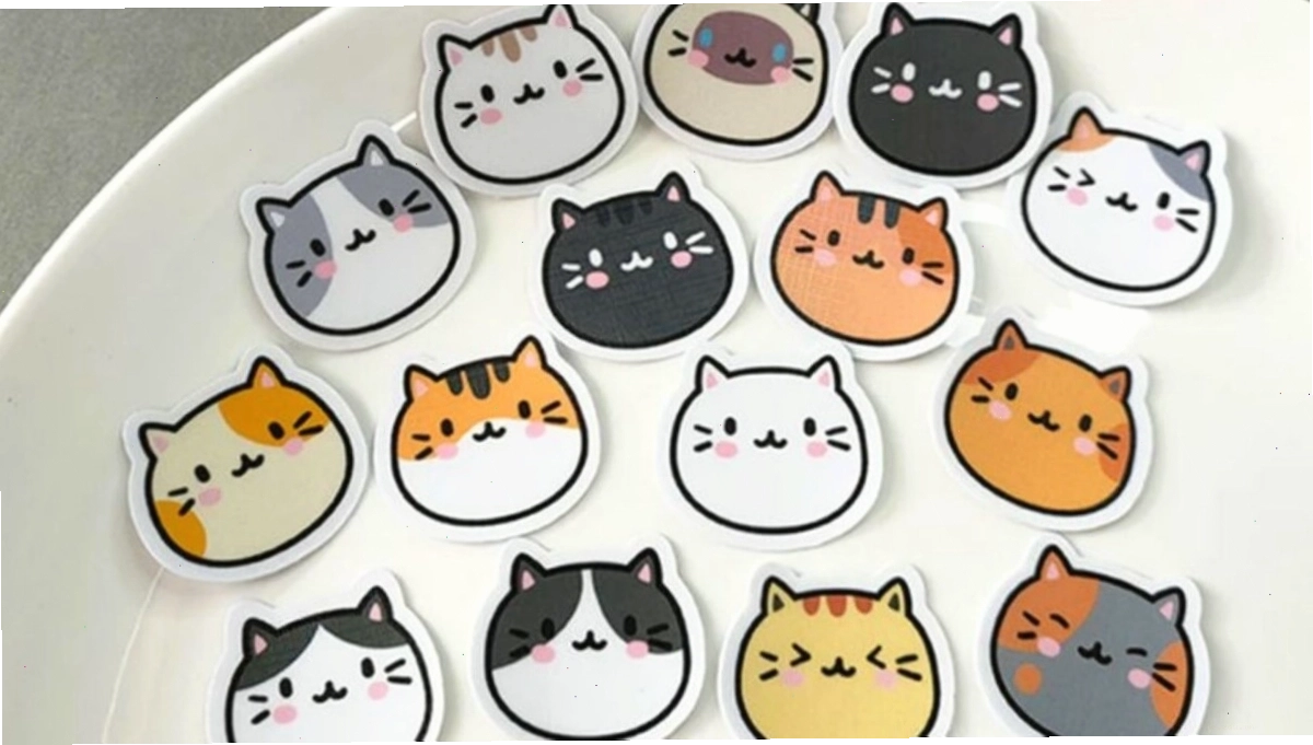 Avatar mèo đen chibi với ánh mắt sắc sảo