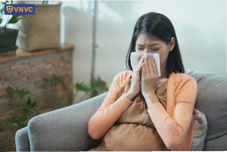 Bà bầu 3 tháng đầu bị cúm có thể ảnh hưởng đến thai nhi