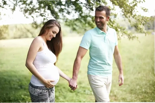 Bà bầu đi bộ nhẹ nhàng để giảm phù nề chân