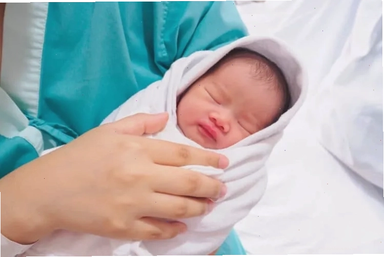 Bà bầu được bác sĩ tư vấn về quá trình sinh nở