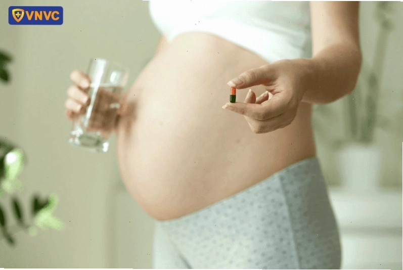 Bà bầu không nên tự ý uống thuốc khi bị cúm