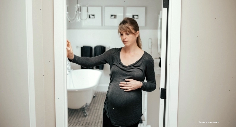 Bà bầu ngồi xổm đi vệ sinh có thể gây áp lực lên bụng và thai nhi