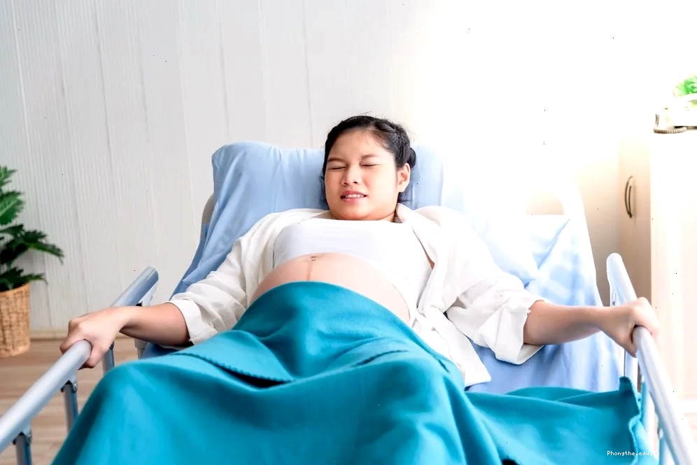 Bà bầu tập hít thở sâu để chuẩn bị cho việc sinh thường