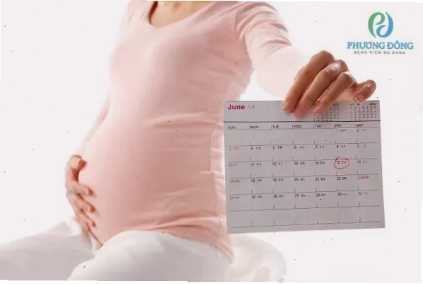 Bà bầu thăm khám định kỳ với bác sĩ sản khoa