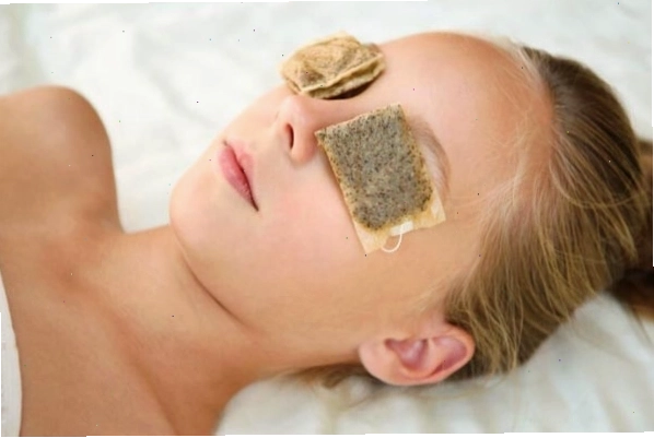Bà đẻ ăn trái cây tươi để bổ sung vitamin và khoáng chất cần thiết