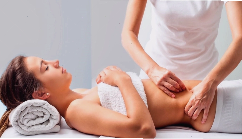 Bà mẹ hạnh phúc bên em bé sau khi sinh