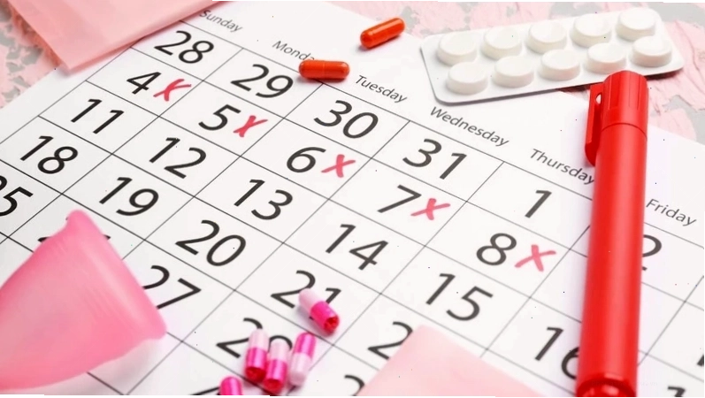 Bác sĩ cầm kết quả xét nghiệm