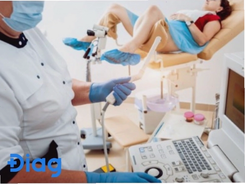 Bác sĩ đang thực hiện siêu âm phụ khoa cho bệnh nhân