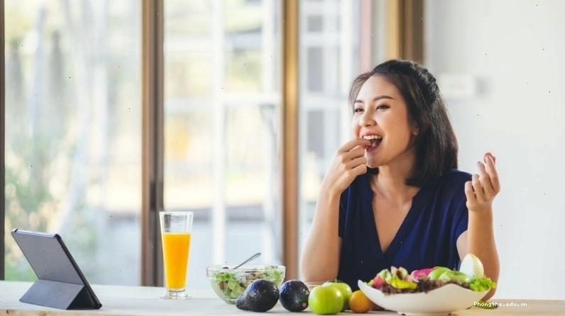 Bác sĩ đang tư vấn cho bệnh nhân về vấn đề kinh nguyệt