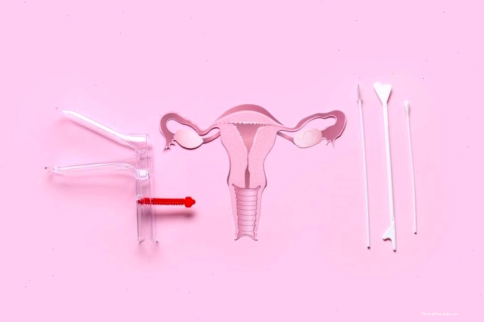 Bác sĩ phụ khoa tư vấn cho bệnh nhân về sức khỏe sinh sản