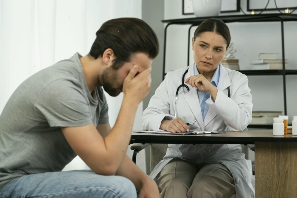 Bác sĩ thăm khám cho bệnh nhân nam