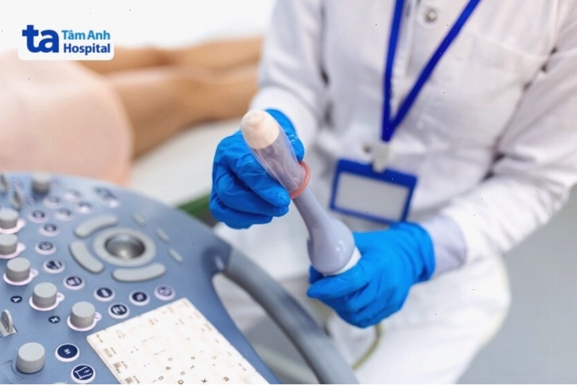 Bác sĩ thực hiện siêu âm kiểm tra nội mạc tử cung