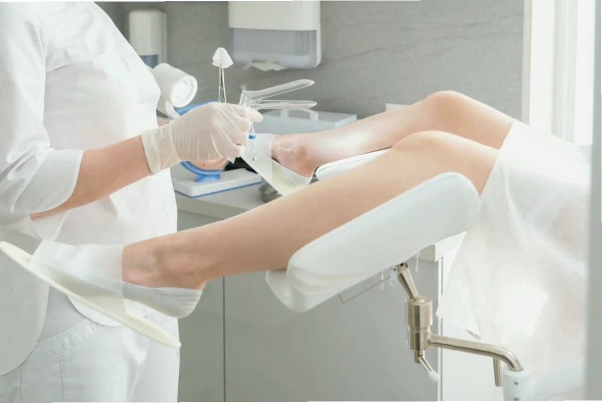 Bác sĩ tư vấn cho bệnh nhân về các vấn đề sức khỏe phụ khoa