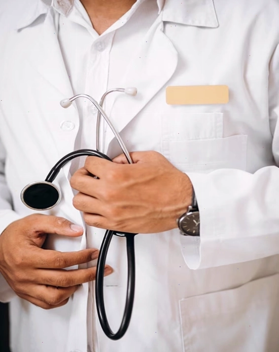 Bác sĩ tư vấn cho bệnh nhân về sức khỏe sinh sản