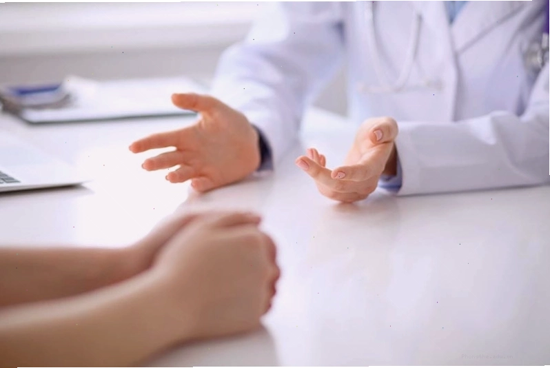 Bác sĩ tư vấn cho bệnh nhân về tình trạng rong kinh và phương pháp điều trị