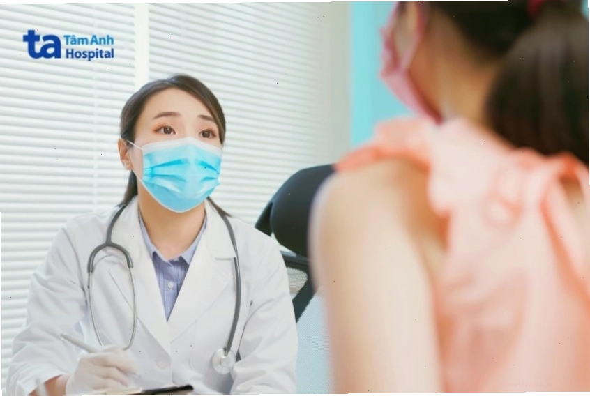 Bác sĩ tư vấn phương pháp tránh thai phù hợp sau sinh mổ