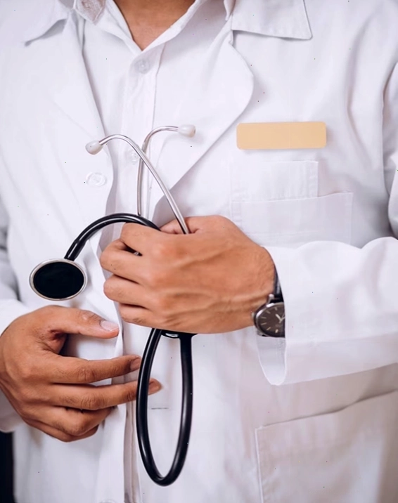 Bác sĩ tư vấn và thăm khám cho bệnh nhân