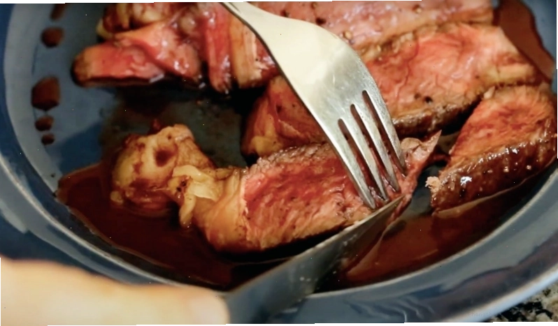 Bò bít tết kiểu Pháp sốt vang đỏ lãng mạn