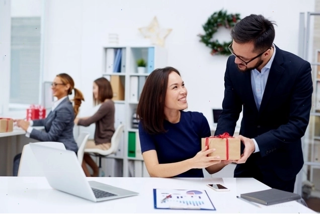 Buổi chia tay giáo viên nghỉ hưu với những bó hoa tươi thắm