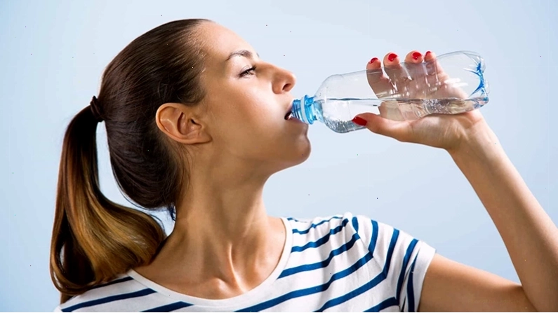 Cảm giác khát nước bất thường có thể là dấu hiệu mang thai