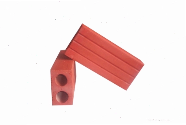 Cận cảnh viên gạch tuynel 2 lỗ với hai lỗ rỗng đặc trưng