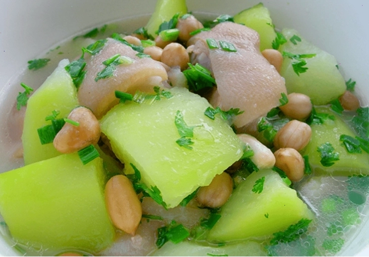 Canh đu đủ xanh hầm móng giò và lạc là món ăn lợi sữa cho mẹ