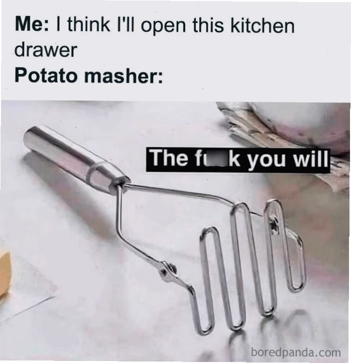 Cây nghiền khoai tây từ chối rời khỏi ngăn kéo nhà bếp trong một meme về sự hài hước của con người