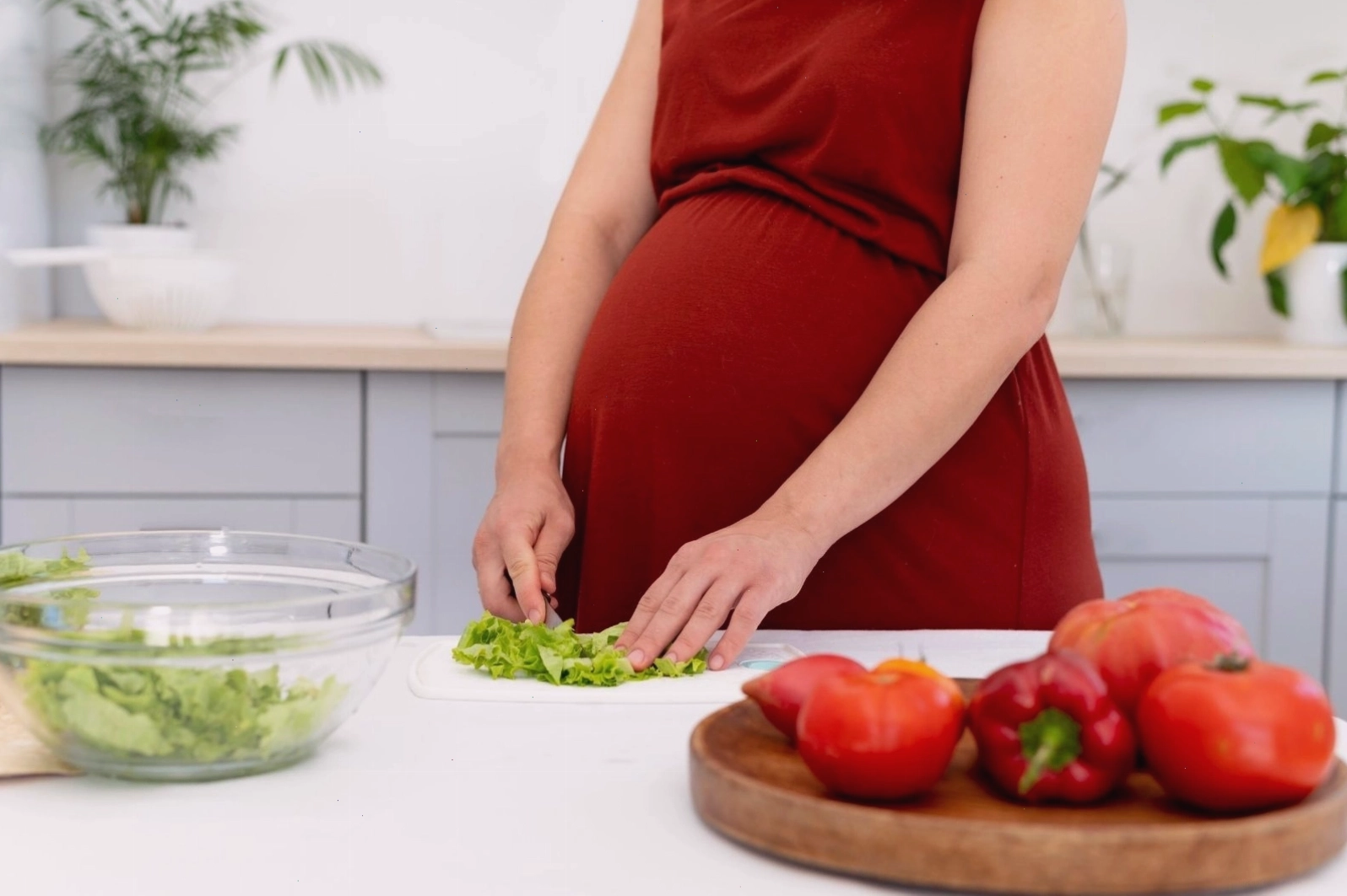 Chế độ dinh dưỡng đóng vai trò quan trọng cho cả mẹ bầu và bé