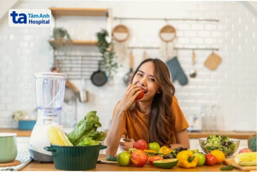 Chị em nên ưu tiên các loại thực phẩm trái cây tươi, rau xanh trong thực đơn hàng ngày