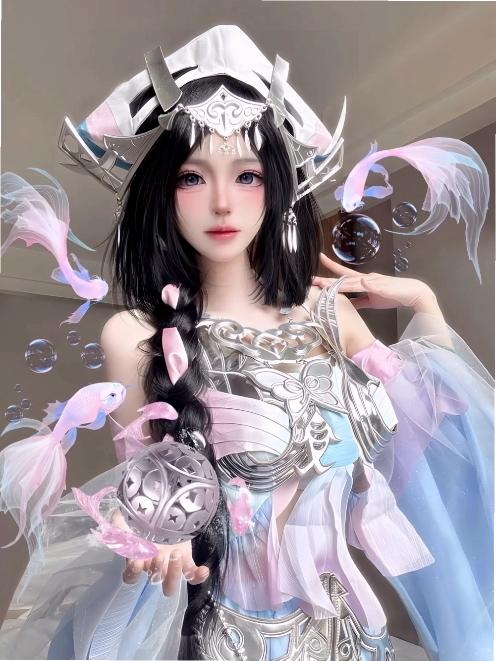 Cô gái cosplay anime chụp ảnh ngoài trời