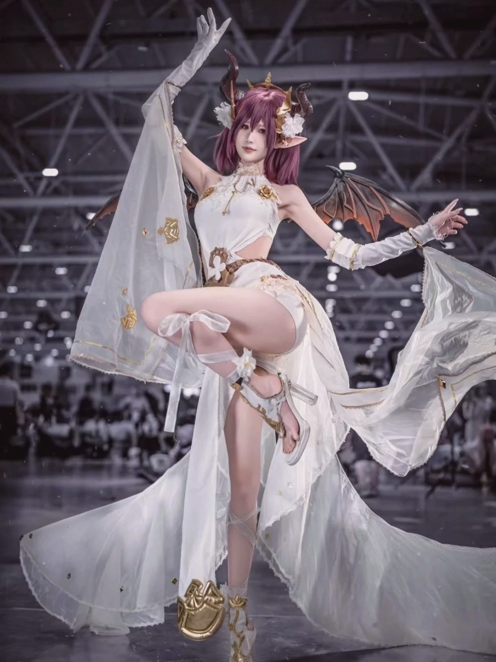 Cô gái cosplay anime tạo dáng dưới ánh sáng tự nhiên