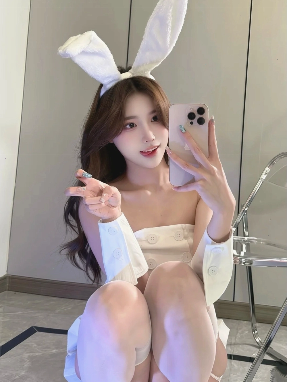 Cô gái cosplay anime tạo dáng nghệ thuật