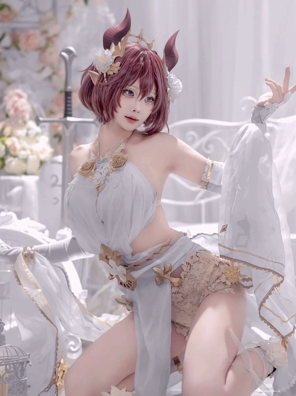 Cô gái cosplay anime theo phong cách hiện đại
