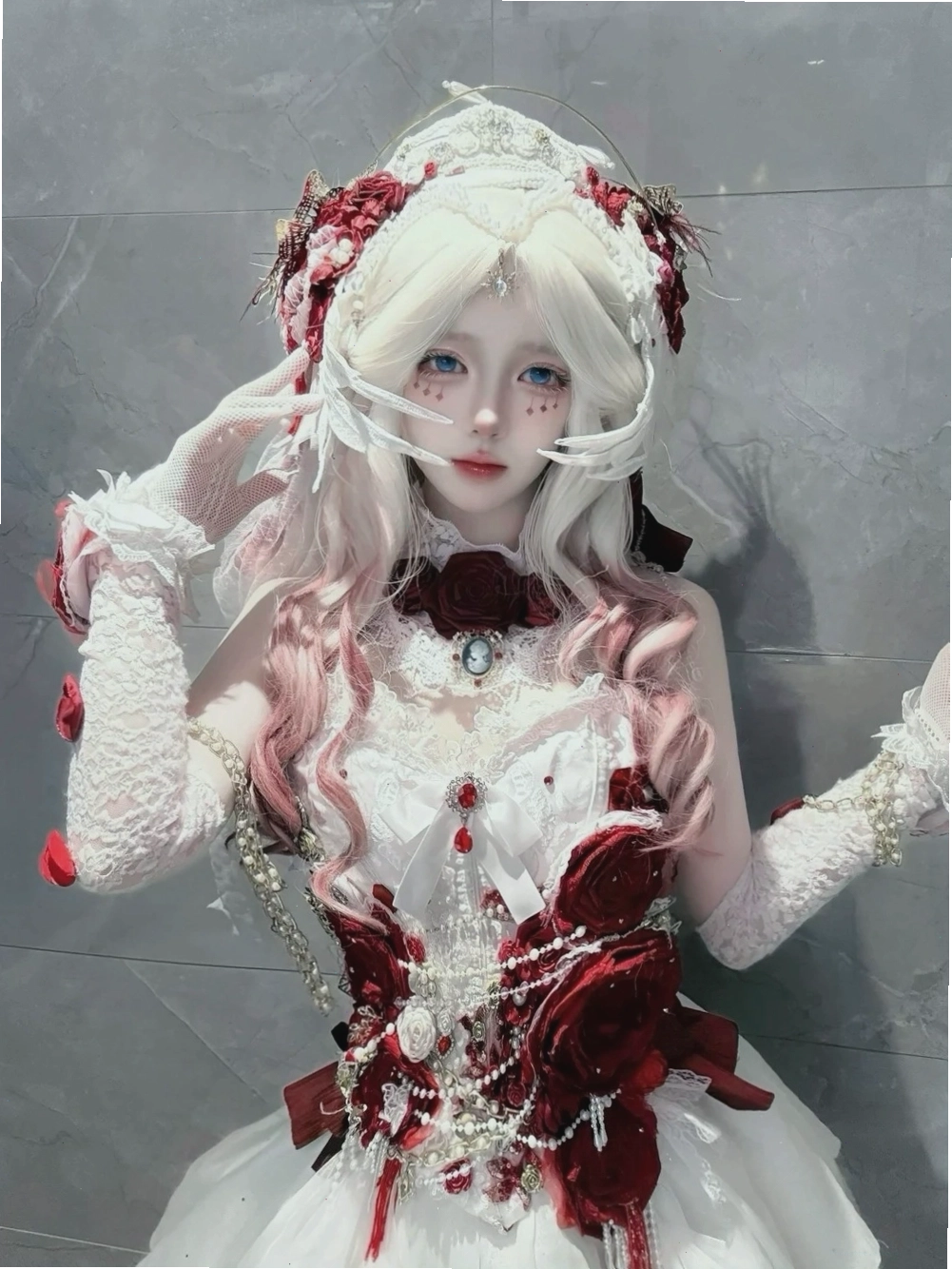 Cô gái cosplay anime trong concept lễ hội