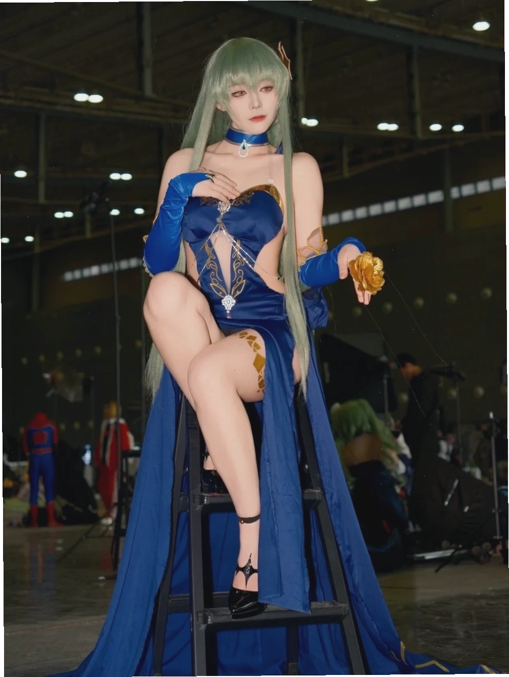 Cô gái cosplay anime với phong cách trang điểm nhẹ nhàng