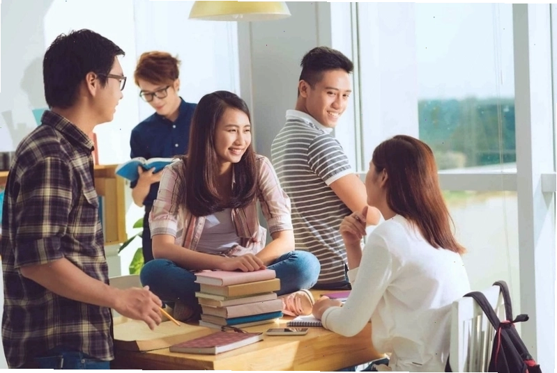 Cô gái đang ngồi suy tư, có thể đang chuẩn bị tâm sự