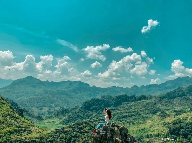 Cô gái trẻ tự tin sải bước trên đường