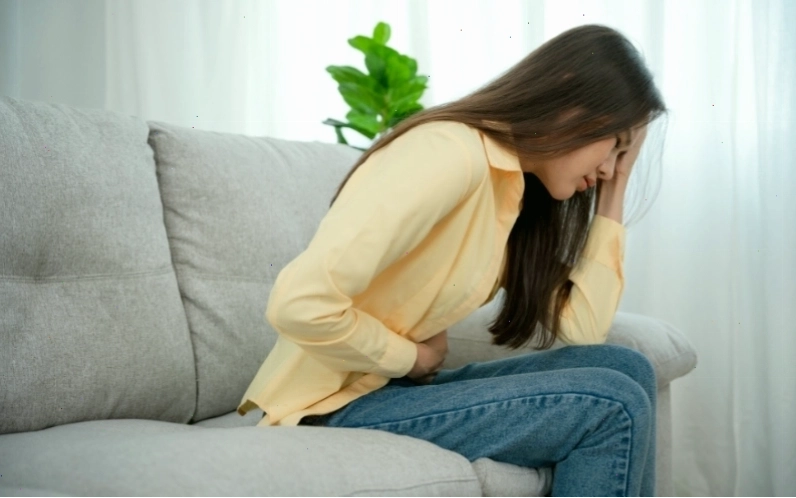 Đau bụng dưới là một trong những triệu chứng của tình trạng nang buồng trứng xuất huyết