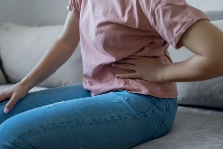Đau hạ vị bên trái là một trong những dấu hiệu thường gặp của xuất huyết nang buồng trứng