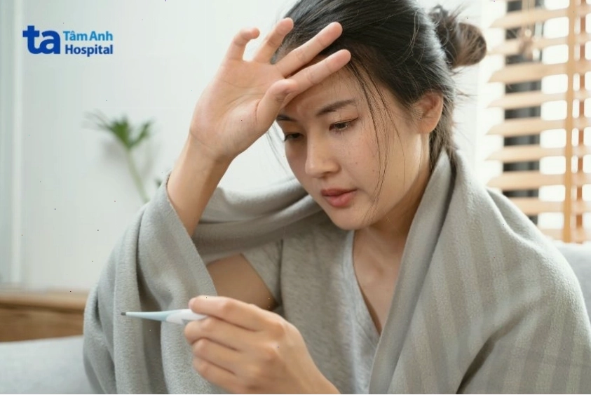 Dấu hiệu sốt cao sau sinh cần gặp bác sĩ gấp