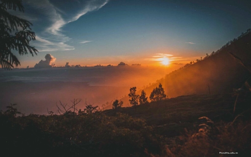 Dãy núi hùng vĩ phủ đầy tuyết trắng dưới ánh nắng mặt trời