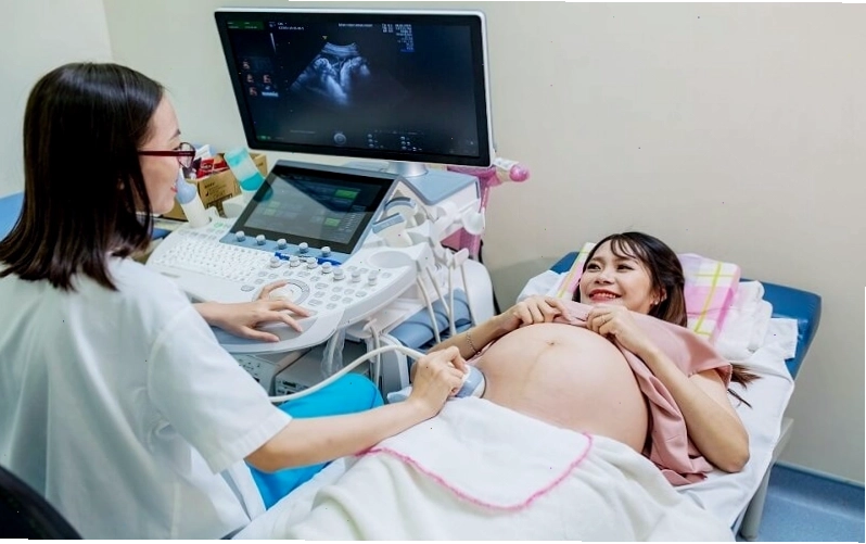 Đi khám thai định kỳ để theo dõi sức khỏe