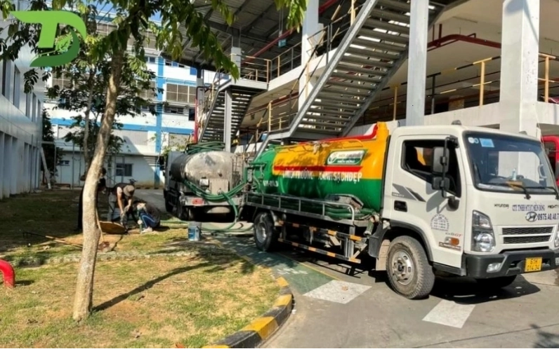 Đội ngũ kỹ thuật viên Môi Trường Đại Trung khảo sát tình trạng hầm cầu