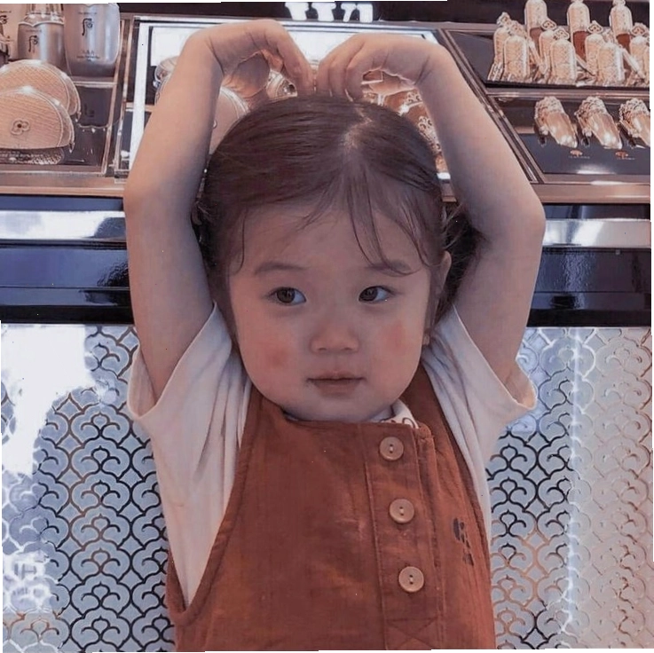 Em bé cười toe toét